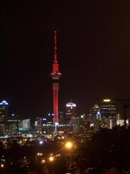 La skytower rouge de nuit à Auckland