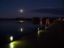 Photos de la lune sur le lac rotorua