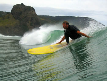 Surf sur la plage de Piha