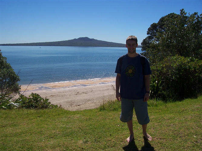 Francois devant rangitoto à Auckland