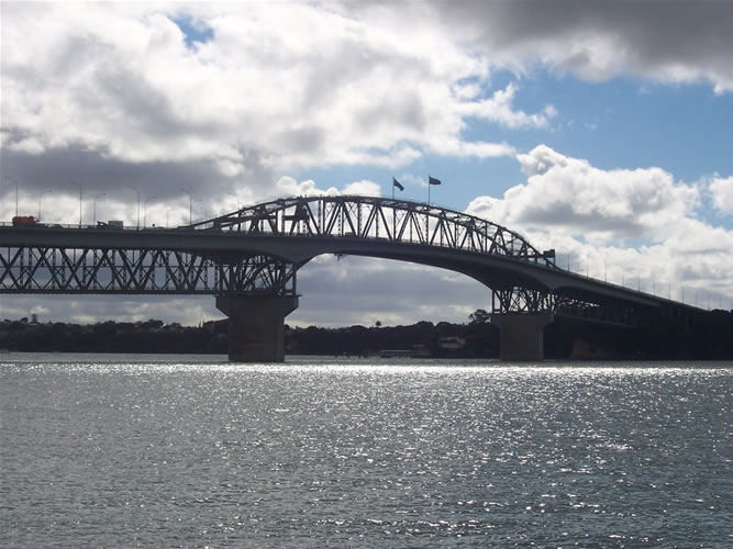 Le harbour bridge à auckland