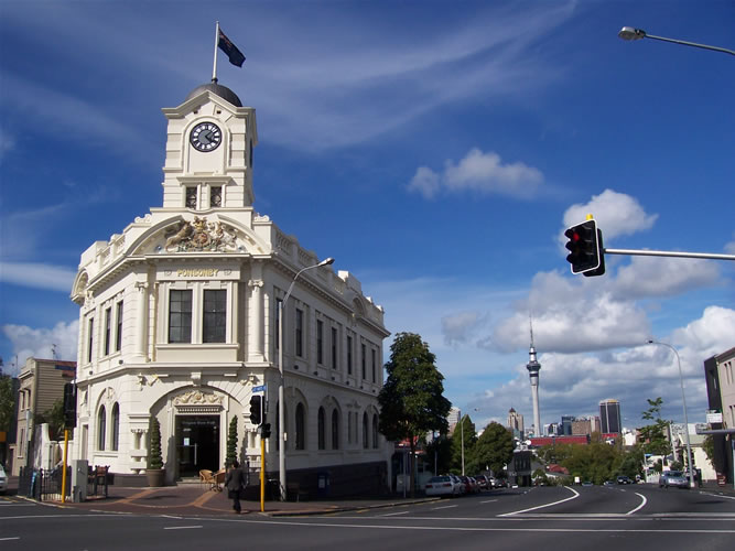 Le ponsomby belgian pub avec la skytower à Auckland