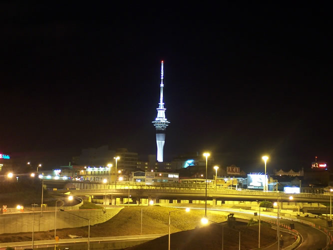 La skytower de nuit à auckland