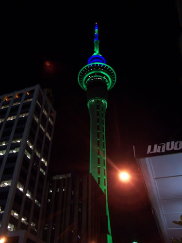 La skytower verte d'Auckland en nouvelle zelande