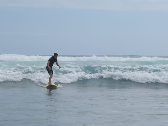 Surf à piha beach nouvelle-zelande
