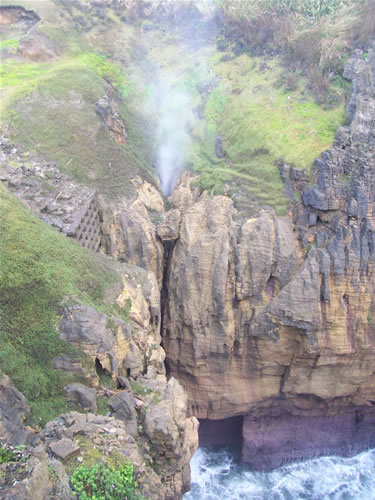 Le blowhole de punakaiki en Nouvelle-Zélande