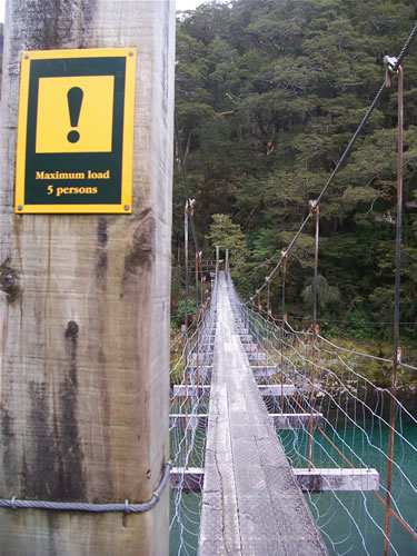 Photo du pont des blue pools en nouvelle-zelande