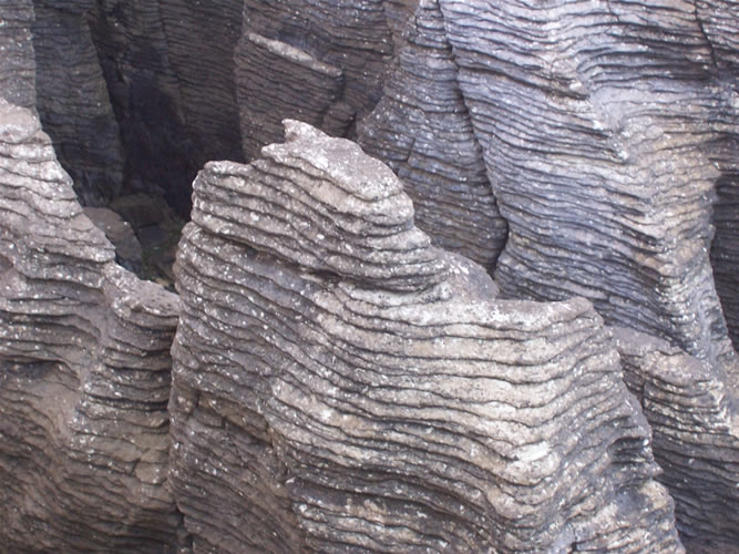 Une photo des pancake rocks à punakaiki