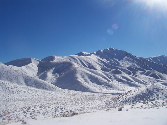 La montagne sous la neige en nouvelle-zélande