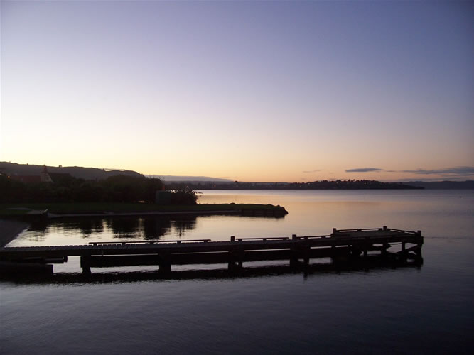 Le lac rotorua au soir