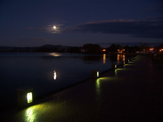 Les photos de la lune sur le lac rotorua la nuit
