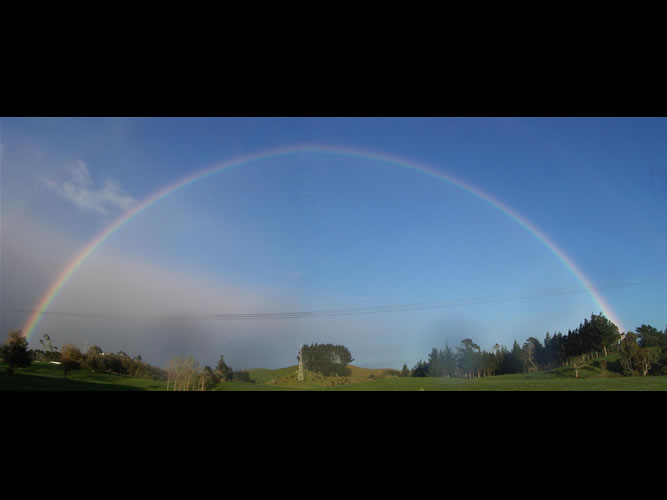 Un arcs-en-ciel au taranaki dans la plaine