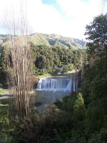 Une chute d'eau sur la riviere whangaweka en Nouvelle-Zélande