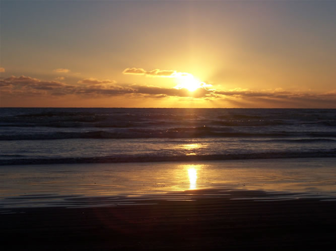 Le coucher de soleil sur la plage de Foxton en Nouvelle-Zélande