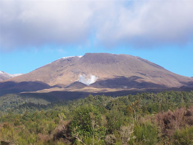 La fumee du mont tongariro en Nouvelle-Zelande