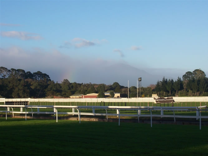 Le Mt Taranaki en Nouvelle zelande avec un arc en ciel