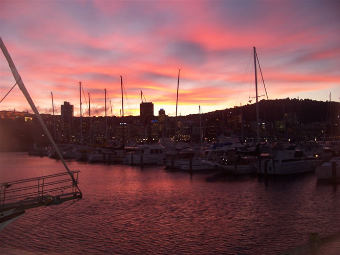 Les nuages rouges au port de Wellington